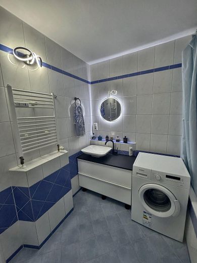 Yeni yenilenmiş 3 odalı kat mülkiyetli daire, 75 m², 7. kat, balkonlu, tamamen mobilyalı, 145.950 € – Badezimmer