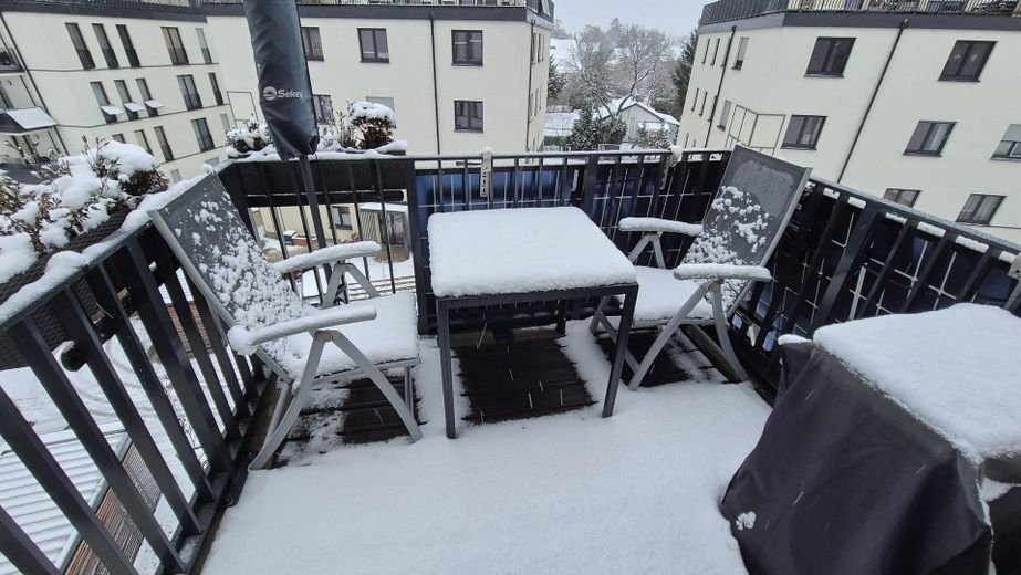 Balkon mit Solarpanelen
