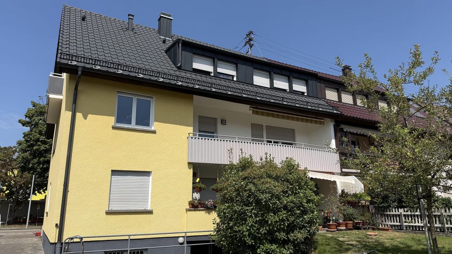 Przestronne 4-pokojowe mieszkanie na poddaszu z balkonem i nową łazienką – Hausansicht hinten 