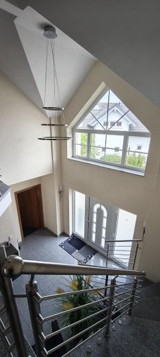 Detached single-family house with granny flat in an unobstructed location on the edge of town – Treppenhaus