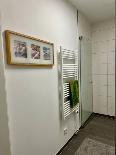 Einzigartige Wasserlage in der Wasserstadt Limmer – 4 Zimmer, 2 Terrassen & unverbaubarer Blick – Fotoğraf 13