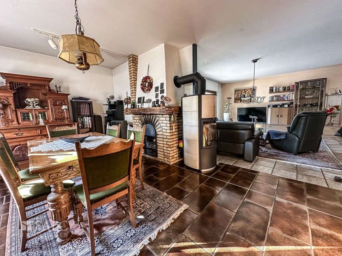 Spannender Bungalow mit Gewerbehalle und Zahnarztpraxis im wunderschönen Wipperfürth – Wohn- Esszimmer mit Kamin