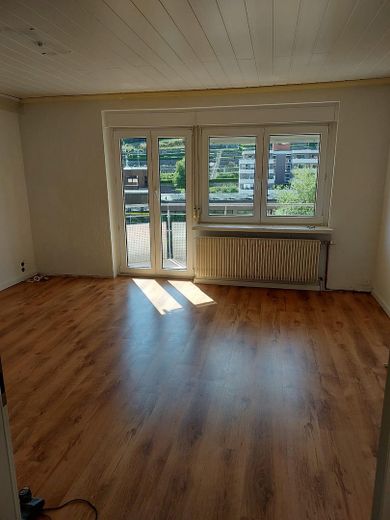 Wohnzimmer mit Balkon