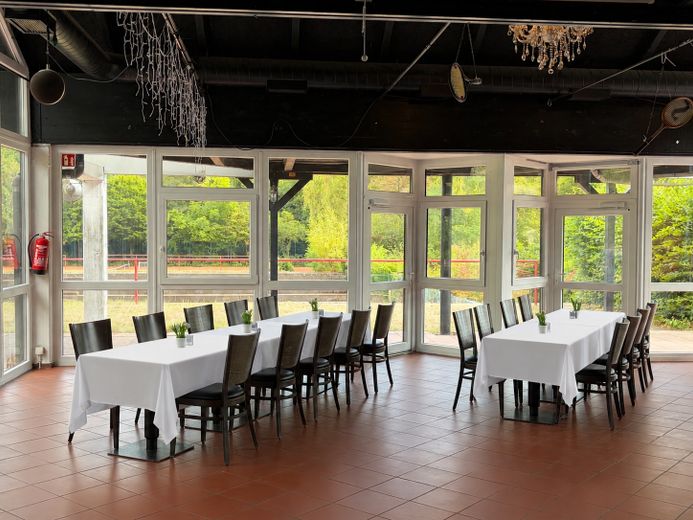 Großes Restaurant/Café mit Sonnenterrasse und zwei Kegelbahnen im Tennisclub TG 49 Bochum – Gastro Saal