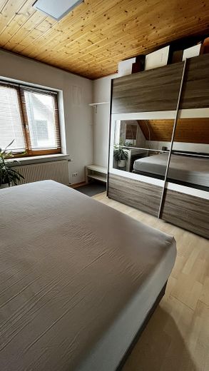 Lichtdurchflutete 3,5-Zimmer-Dachgeschosswohnung mit Balkon, Wärmepumpe und PV-Anlage – Schlafzimmer