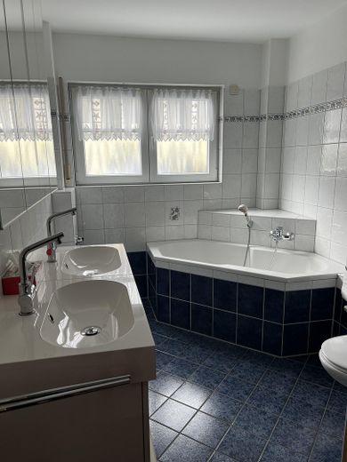 5 Zi.-Maisonette mit Garten, Terrasse und Carport in Mühlheim in ruhiger Anliegerstraße – Bad mit Eckbadewanne