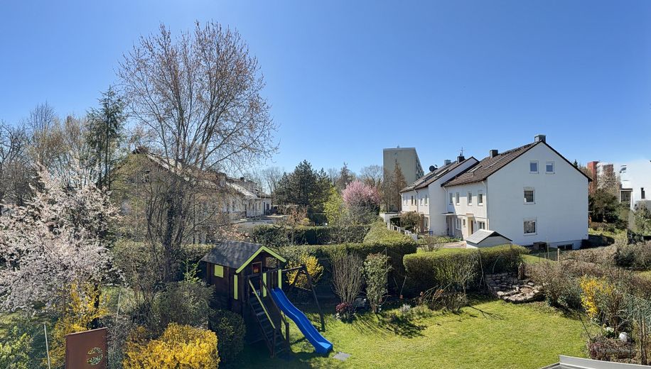 Huzurun şehre yakınlıkla buluştuğu yer – güneş alan güney bahçesiyle – Aussicht Von Haus Richtung Süd