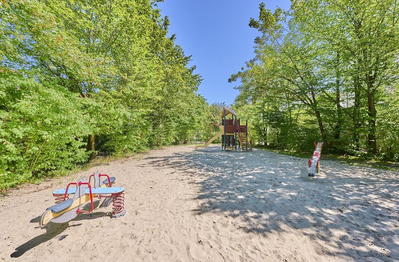 Neubau: Helle und ruhige Zwei-Zimmer-Wohnung mit luxuriöser Innenausstattung mit Balkon und EBK – Spielplatz 3