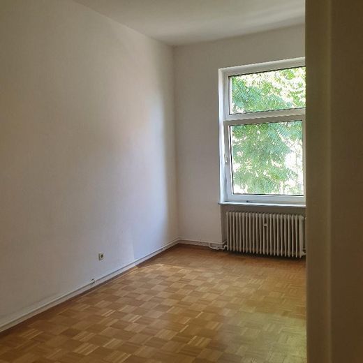 Sehr gut geschnittene Altbauwohnung in der Nähe vom Main und Baseler Platz – Schlafzimmer - leer