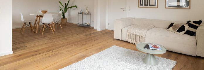 Gotowe do zamieszkania mieszkanie po remoncie: 4 pokoje, balkon i widok na zamek w centrum Königstein – Wohn- und Essbereich