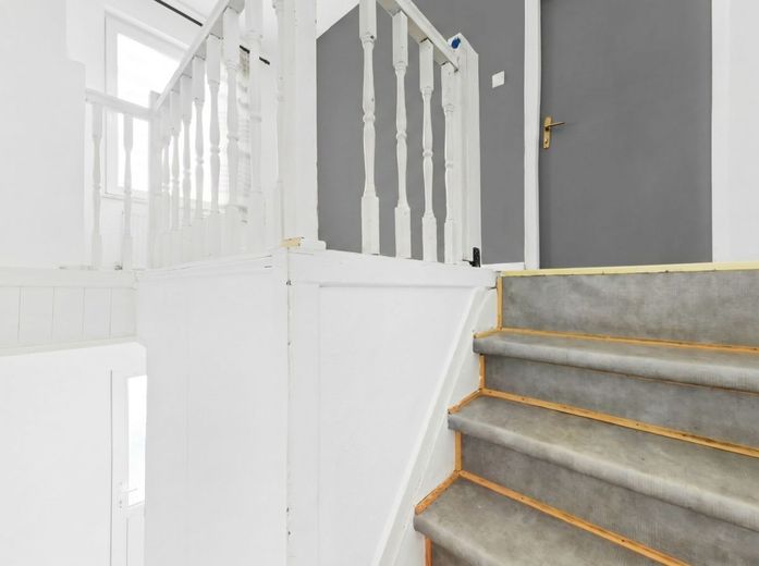 Renditestarkes Mehrzimmerhaus mit Entwicklungs-
potenzial - ideal für Kapitalanleger und Investoren – Treppenhaus