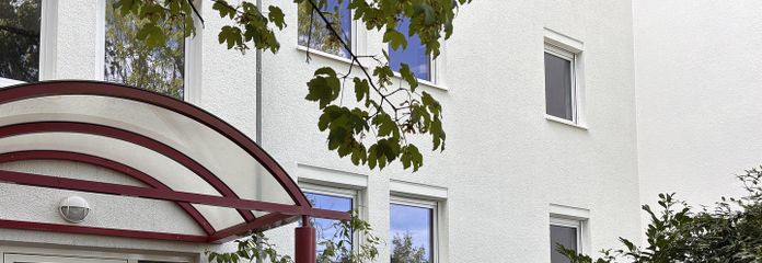 2-Zimmer Terrassenwohnung mit Garten in KE/West – Fassade-frisch gestrichen
