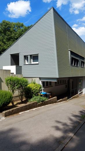 Großzügiges 1-2 Familienhaus mit viel Platz und gehobener Ausstattung – Strassenabsicht