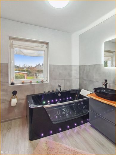 Energieeffizientes Einfamilienhaus in Müncheberg – Hauptbad (Whirlpool und Waschbecken)