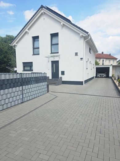 KFW 40+ Haus, wohnen mit Charakter: Freistehendes Einfamilienhaus in Lambsheim – Einfahrt
