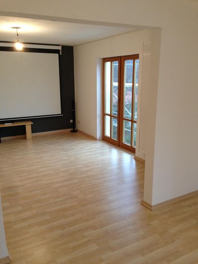 Einfamilienhaus mit Einliegerwohnung in Premium-Revitalisierung – Bsp. Wohnen/Essen OG