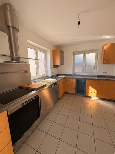 Wohnen wie im Haus: 4-Zimmer-Maisonette mit Talblick, Balkon und Carport – Küche