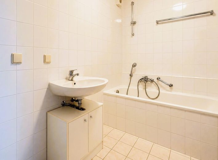 Großzügige 3-Zimmer-Eigentumswohnung mit Loggia und zwei Tiefgaragenstellplätzen – Bad