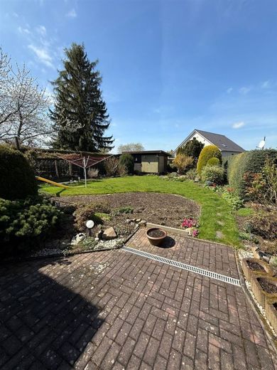 Doppelhaushälfte mit großer Garage, Carport, Wa, Du. und sonnigem Grundstück am Stadtrand – Garten