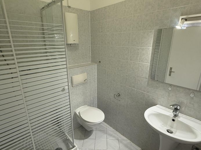 Helle bezugsfreie 1-Zimmer Altbauwohnung in der Nähe vom Schlosse Charlottenburg (provisionsfrei) – Bad