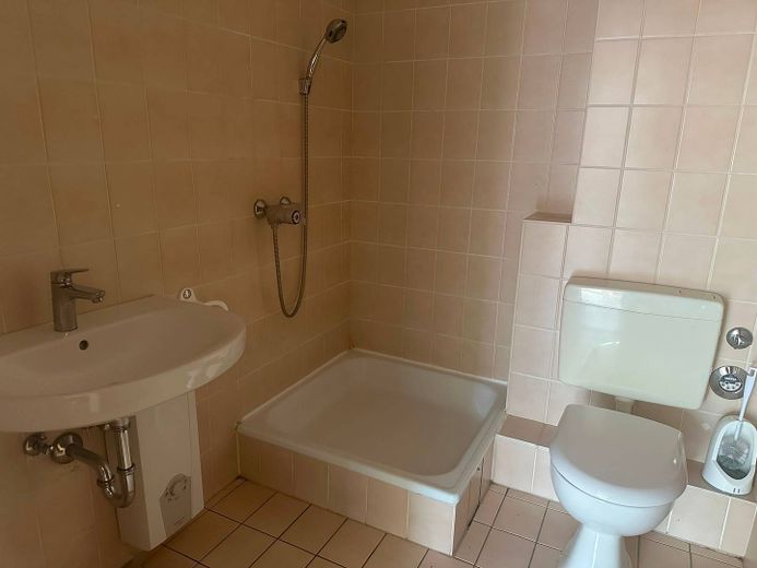 Attention singles & couples: 2-room attic apartment with open kitchen – Badezimmer