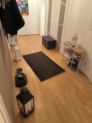 Odnowione mieszkanie 3-pokojowe z balkonem, ogrodem i miejscami parkingowymi – Flur