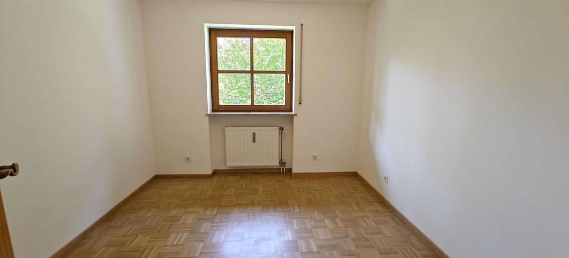 Frisch renovierte lichtdurchflutete 4-Zimmer Maisonette Wohnung mit großem Balkon und TG Stellplatz – Schlafzimmer 1