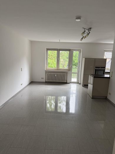 renovierte Wohnung mit Balkon und Blick ins Grüne – Wohnzimmer ohne Möbel