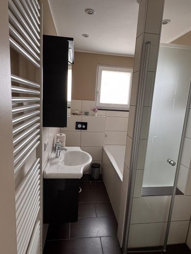 Investissement ou usage personnel : location de courte durée établie à Wolfsburg-Hellwinkel – Bad mit Dusche