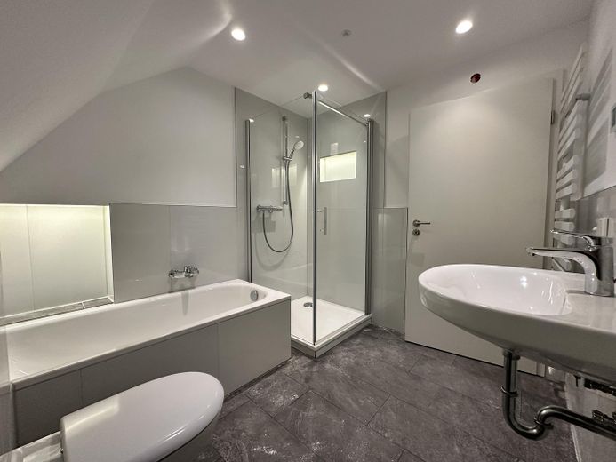 hochwertiger Erstbezug im kernsanierten Bauernhaus - Maisonette unter Reet am Elbdeich – Badezimmer im OG (ca. 5 qm)