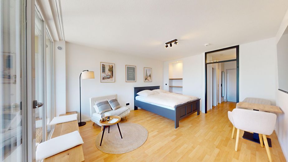 Renovierte & helle Wohnung in München Schwabing zur Vermietung – Wohn- und Schlafbereich...