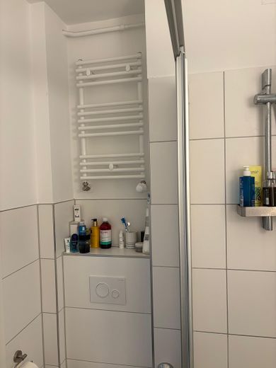 Drugie zasiedlenie po remoncie generalnym, mieszkanie 2-pokojowe w D-Zoo, nowa łazienka, 2 balkony – Handtuchheizung Bad