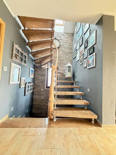 Straordinaria casa unifamiliare moderna con doppio garage – Treppe