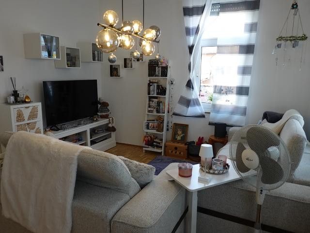 Bel appartement de 3 pièces au rez-de-chaussée à Hanau/Klein-Auheim – Wohnzimmer
