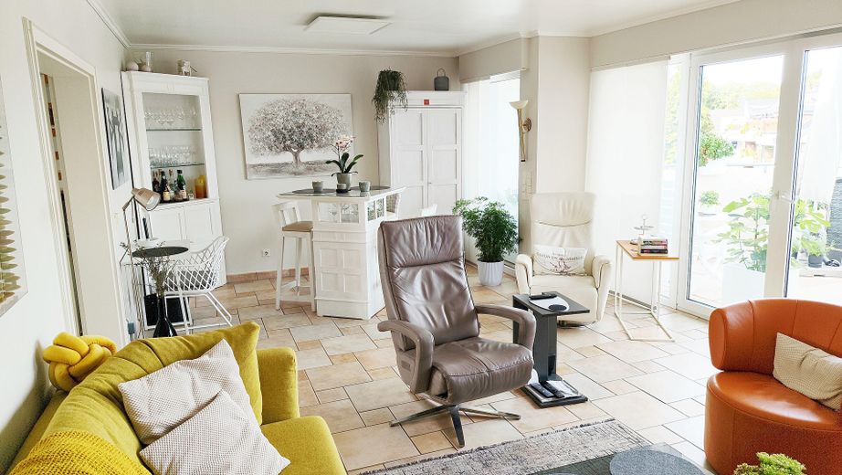 Hermoso y luminoso dúplex de 3 habitaciones sobre los tejados de Moers – Wohnzimmer
