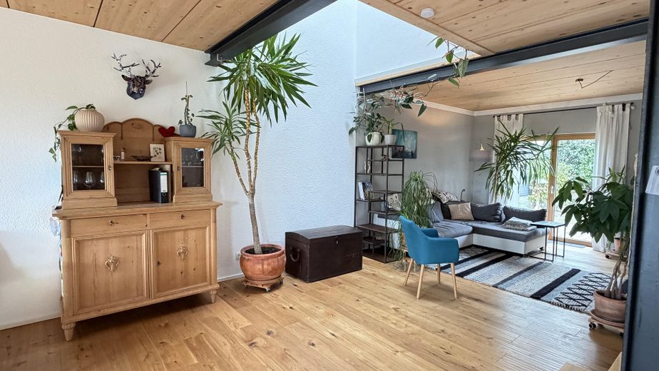 Maison de caractère personnalisée : maison jumelée claire et haut de gamme à Bittenfeld, KfW 55 – Wohnzimmer