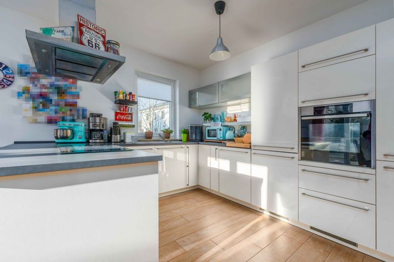 Stadtvilla in Berlin-Rudow - Zeitlos, durchdacht und sofort bezugsfertig – Moderne Einbauküche mit hochwertigen Geräten