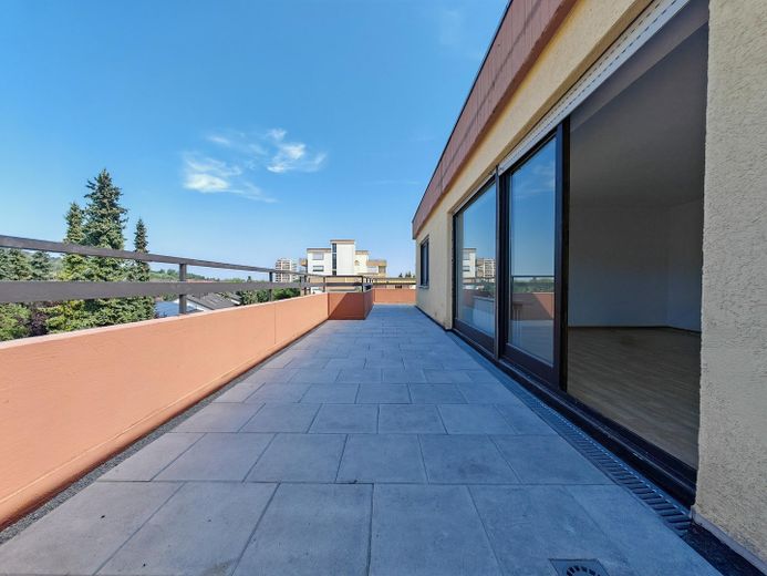 bezugsfreie und helle 3-Zi. Penthouse Wohnung in Schelmenholz – Terassen