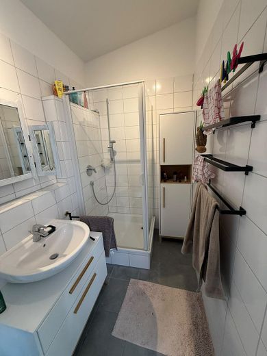 Schöne, sonnige 2-Zimmer-Dachgeschosswohnung – Bad