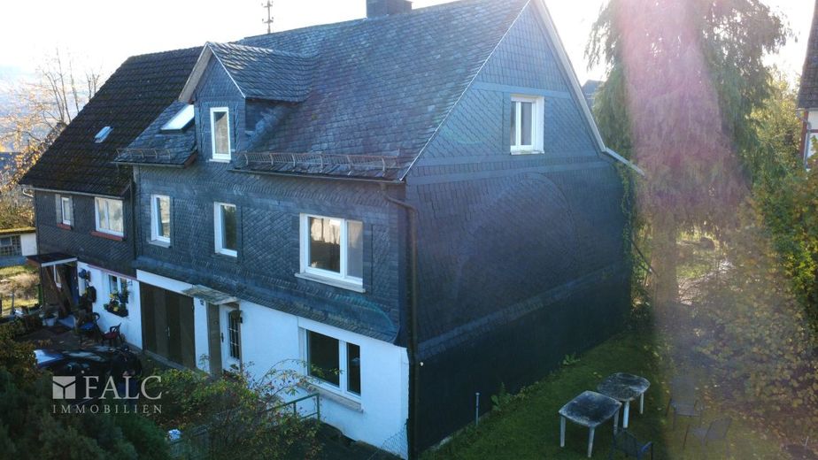 Großzügige Doppelhaushälfte – Hausansicht