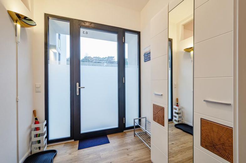 Modernisierte Ferienwohnung in Prora, 100 m zur Ostsee, zwei Terrassen -provisionsfrei- – Flur