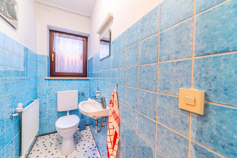 Zweifamilienhaus in Massivbau mit großem Garten in ruhiger Lage – EG Gäste-WC