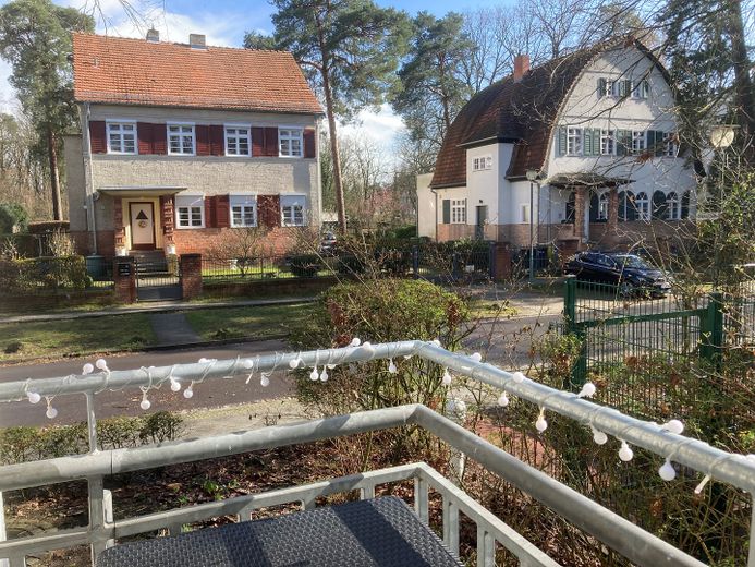 Balkon-Blick aufs Nachbarhaus