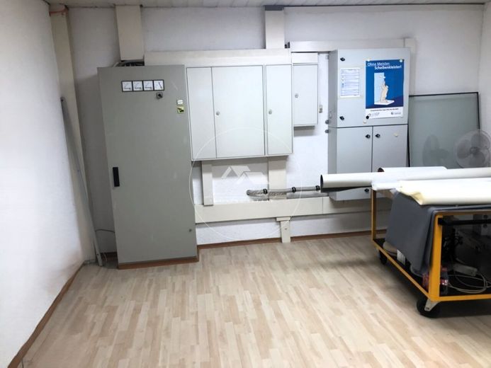 Moderne Gewerbehalle mit Büroflächen in Neustadt an der Donau – Elektro