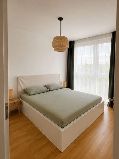 Aantrekkelijk 3,5-kamerappartement met loggia, ingerichte keuken en prachtig uitzicht – Schlafzimmer