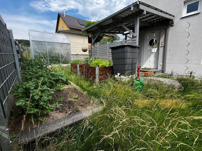 Wackersdorf / Meldau – Großzügiges Ein-/Zweifamilienhaus mit Einliegerwohnung und PV-Anlage – Vorgarten Gewächshaus