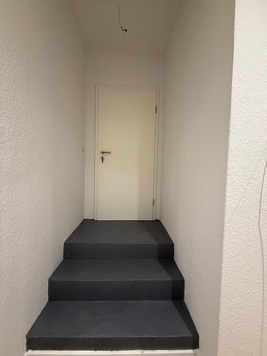 Wohnungseingangstür mit Podest