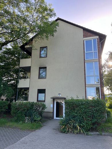 Mieszkanie dwupoziomowe 85 m² w pobliżu kampusu, bezpośrednio przy Ringgleis + 55 m² zaadaptowanej powierzchni użytkowej na poddaszu – Außenansicht von der Straße