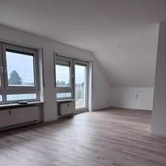 Primera ocupación tras la renovación: apartamento abuhardillado de 3,5 habitaciones en Ilvesheim-Nord – Wohn-Esszimmer