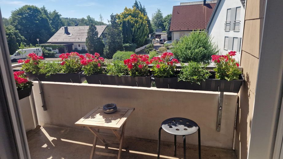 Preis verhandelbar: Helle, kurzfristig bezugsfreie 4,5-Zi.-Wohnung in Top-Lage von Laupheim-Süd – Aussicht vom Balkon
